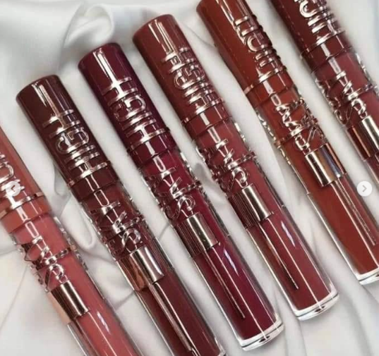 OBSEQUIO LABIAL [CHICAS EMPIRE]